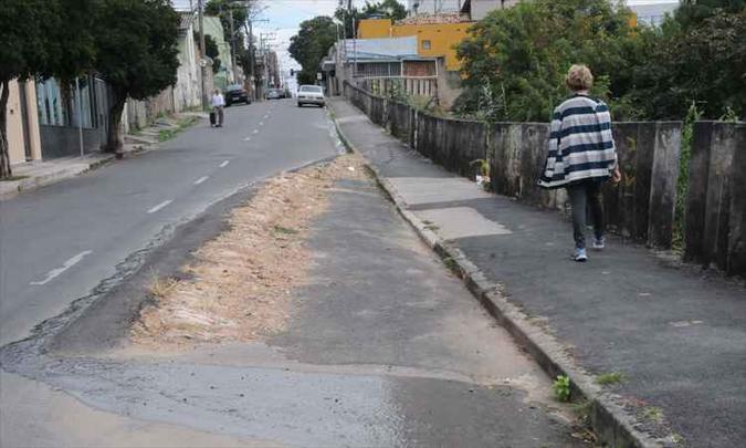Buraco no asfalto da Rua Genoveva de Souza: moradores esperam que as obras de recuperação da via tenham início em julho (foto: Paulo Filgueiras/EM/DA Press) Buraco no asfalto da Rua Genoveva de Souza: moradores esperam que as obras de recuperação da via tenham início em julho (foto: Paulo Filgueiras/EM/DA Press)