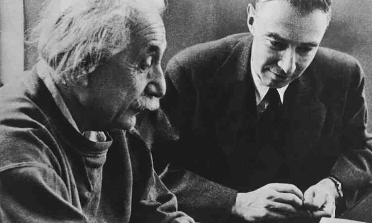Os cientistas Albert Einstein e J. Robert Oppenheimer