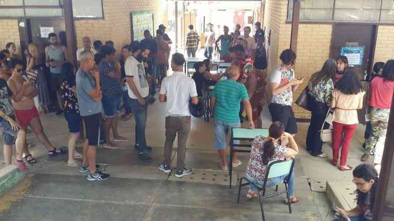 Fila de votação para a escolha de conselheiros tutelares na Escola Municipal Santos Dumont, no Santa Efigênia(foto: Edésio Ferreira/EM/D.A Press)