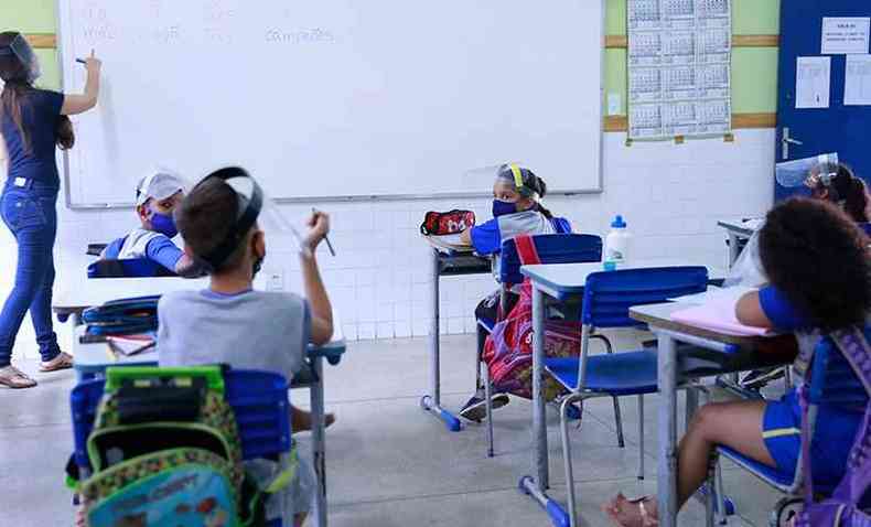 Dentro da sala de aula, as crianas e os professores continuaro usando os EPIs contra a COVID-19(foto: PMCF/Divulgao)