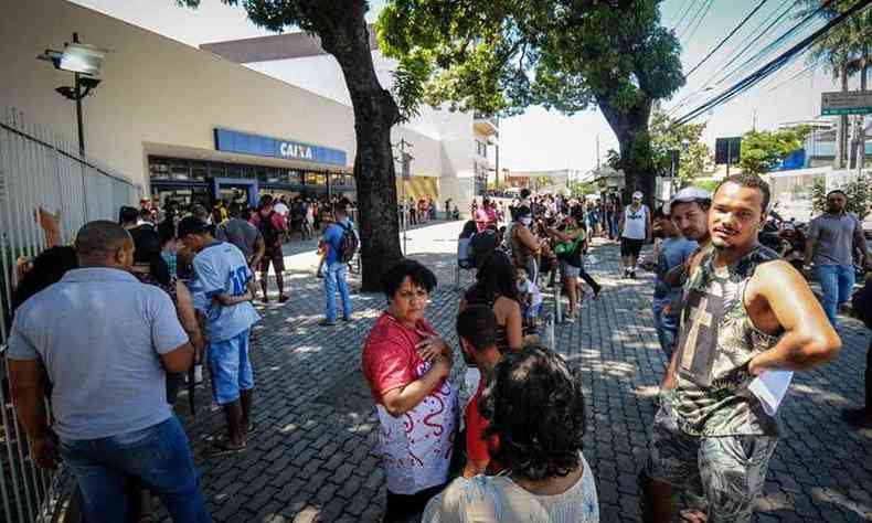 Filas da Caixa e da Drogaria Arajo se encontram na Rua Padre Pedro Pinto nesta segunda-feira(foto: Leandro Couri/EM/DA Press)