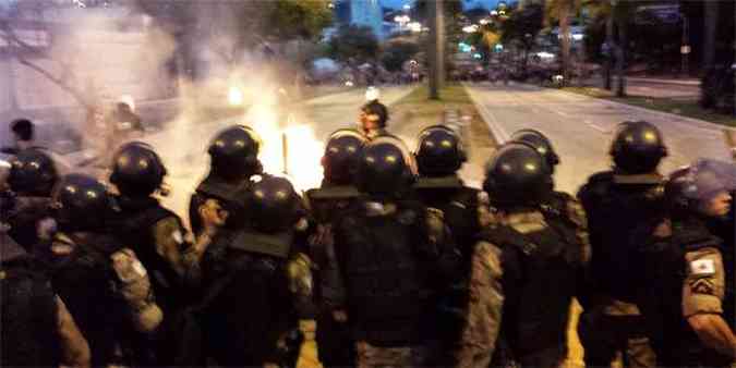 <center>Imagem 3 - Policiais atiram balas de borracha na multido<br> (Foto: Mateus Parreiras/EM/DA Press)</center>