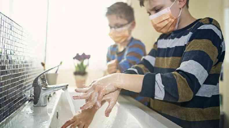 O uso de mscaras deve ser complementado por outros cuidados, como a higienizao das mos(foto: Getty)