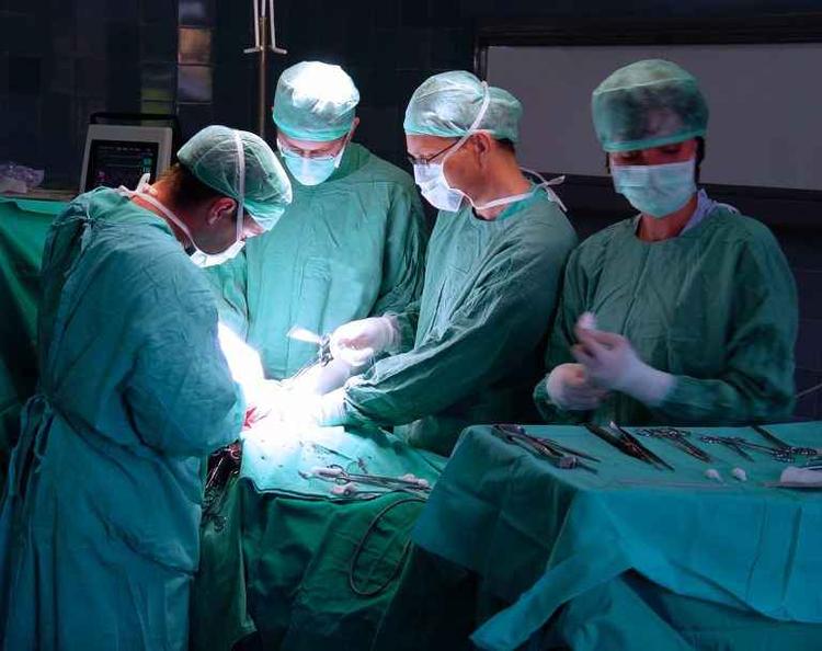 Sala de cirurgia e mdicos em procedimento de transplante