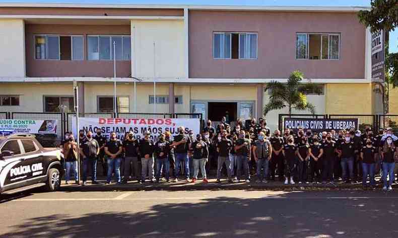 Dezenas de policiais civis de Uberaba protestaram em frente da Delegacia Regional de Polcia Civil(foto: Polcia Civil/Divulgao)