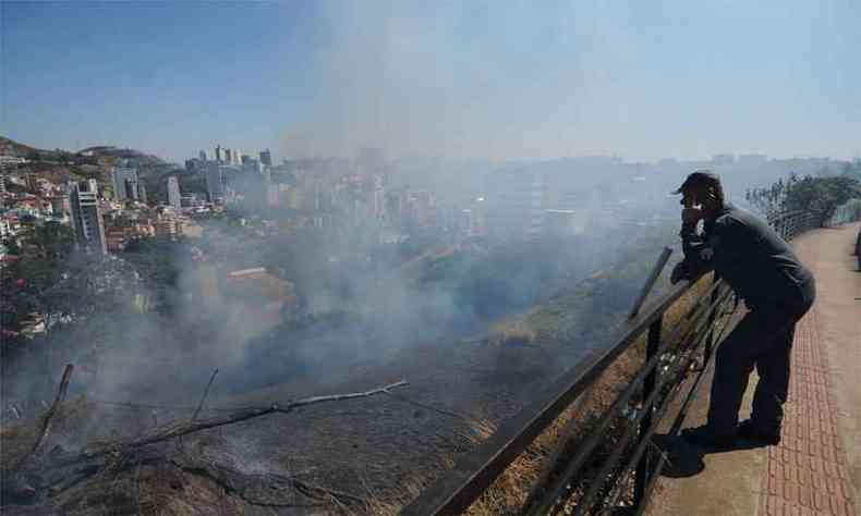 O combate s chamas, que atingiram rea prxima de residncias e do comrcio, s terminou s 15h30 (foto: Leandro Couri/EM/DA Press)