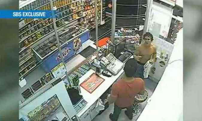 Reportagem de um canal australiano mostra Roberto na loja, antes de ser perseguido por policiais(foto: Reproduo/Youtube)