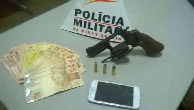 Arma usada no crime foi apreendida pelos policiais militares(foto: Polcia Militar (PM) / Divulgao)