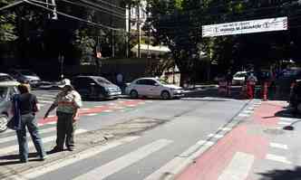 Agentes da BHTrans orientam motoristas e pedestres na Rua Rio de Janeiro(foto: Edsio Ferreira/EM/DA Press)
