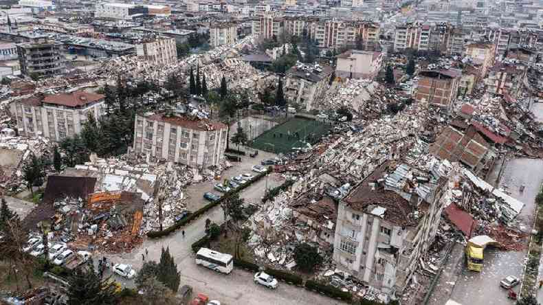 Vista area de edifcios desmoronados na cidade turca de Hatay
