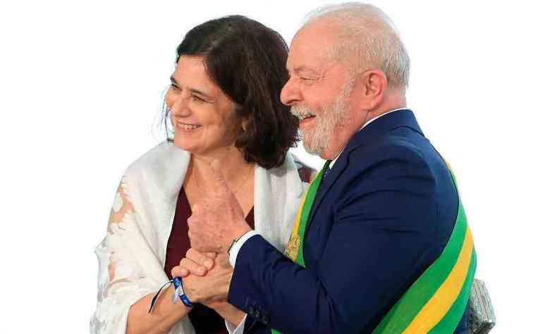 Na imagem Lula abraa Nsia. Ela  uma mulher branca de cabelos escuros. Lula  um homem branco, de cabelos grisalhos. Veste terno e usa a faixa presidencial