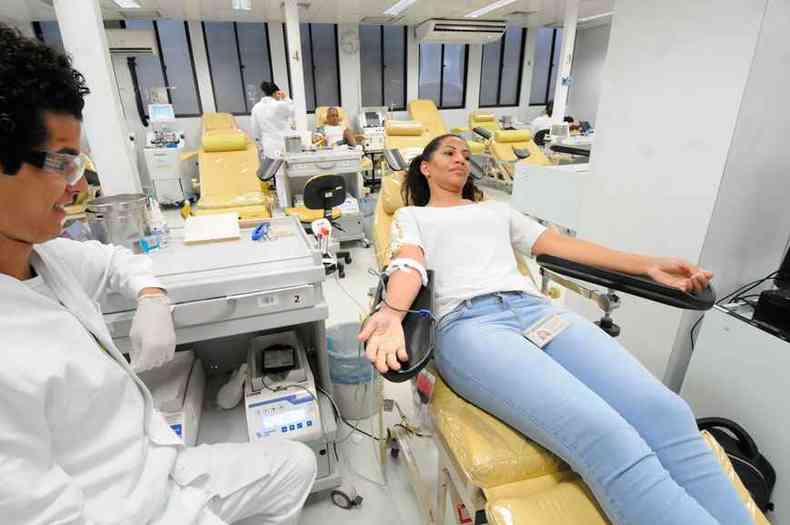 De frias e preocupada com a queda dos estoques, Vanuza Ramos decidiu doar sangue: 'Acho importante fazer esse tipo de ao, tem muita gente precisando'(foto: Juarez Rodrigues/EM/D.A Press)