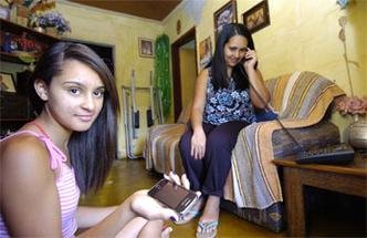 Driele �vyley e sua m�e, Gleiciane Carlos: problemas com o m�vel e com o fixo(foto: Renato Weil/EM/D.A Press)