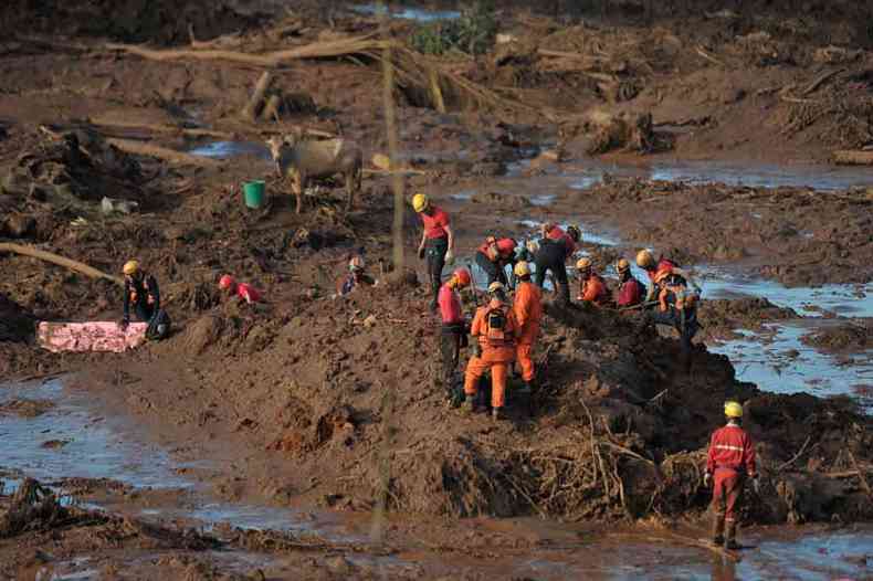 Bombeiros atuam no resgate aps o desastre: s um dos acordos individuais extrajudiciais envolve morte(foto: Alexandre Guzanshe/EM/D.A Press- 28/1/19)