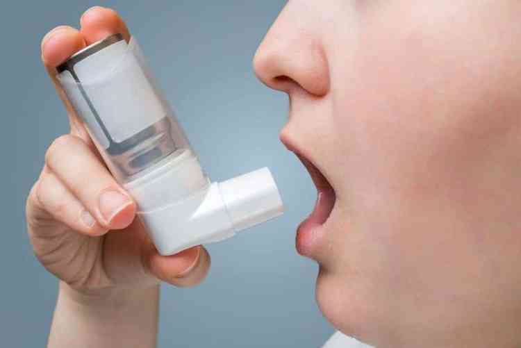 Pessoa usando bombinha de asma