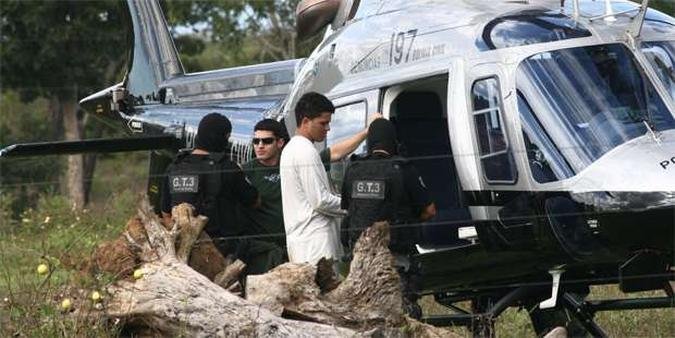Aparecido Alves, de 22 anos, embarca no helicptero momentos antes da queda(foto: BENEDITO BRAGA/JORNAL HOJE/AE GO )