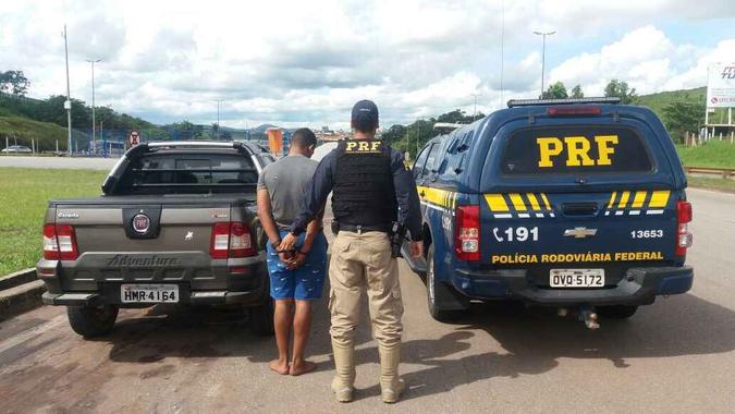 Suspeito ainda tentou fugir pelo mato, mas foi pego pelos policiais rodoviários que o seguiram por seis quilômetros(foto: PRF/Divulgação) Suspeito ainda tentou fugir pelo mato, mas foi pego pelos policiais rodoviários que o seguiram por seis quilômetros(foto: PRF/Divulgação)