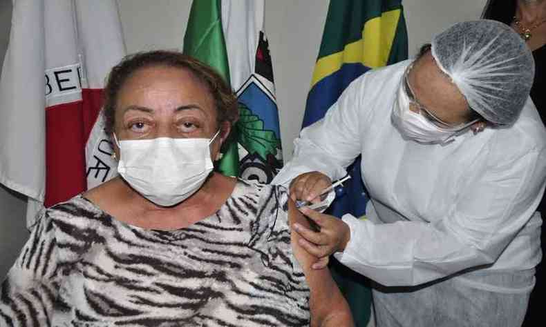 Mdica da UPA de Sarzedo  a primeira trabalhadora a ser imunizada contra a COVID-19 no municpio.(foto: Prefeitura Sarzedo/Divulgao)