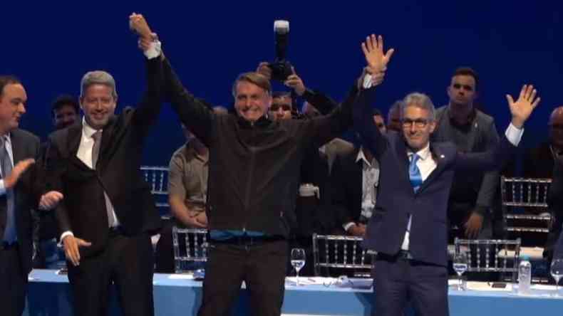 Flávio Roscoe aplaude, Bolsonaro ergue os braços de Artur Lira e Romeu Zema em posse da presidência na Fiemg