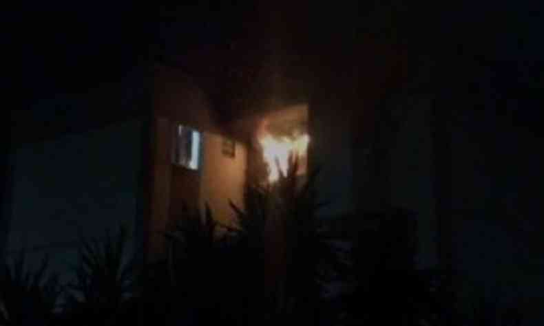 Fogo na madrugada acordou moradores de conjunto habitacional (foto: CBMMG/Divulgao)