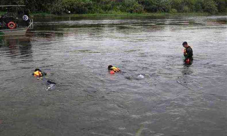 Mergulhadores vasculham leito do Rio Grande, onde a correnteza  considerada perigosa: menina estava presa  me e envolta em uma manta (foto: CBP/Divulgao)
