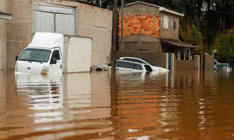 Carros ficaram parcialmente cobertos pela enchente em Passo Fundo (RS)