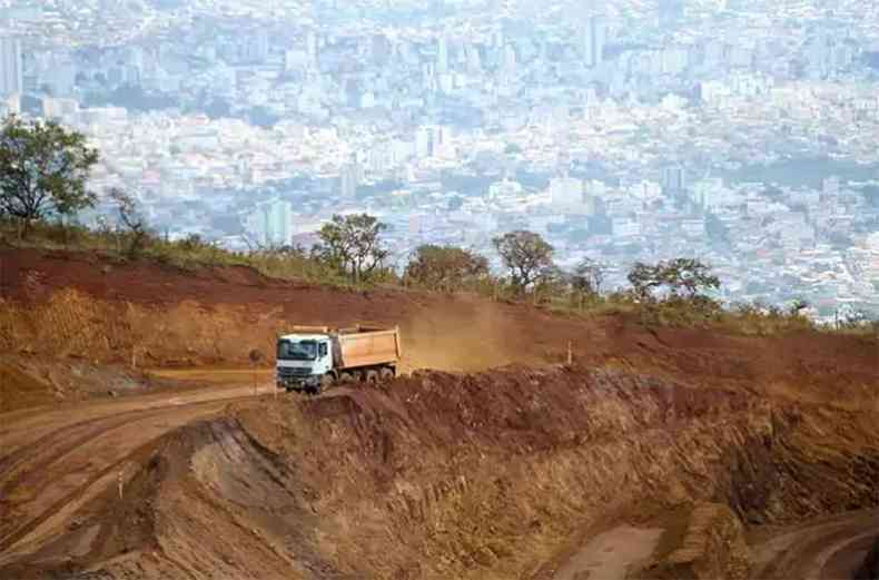 Mineração Guten Sicht com caminhão transportando minério em área devastada da Serra do Curral em sabará com belo Horizonte ao fundo