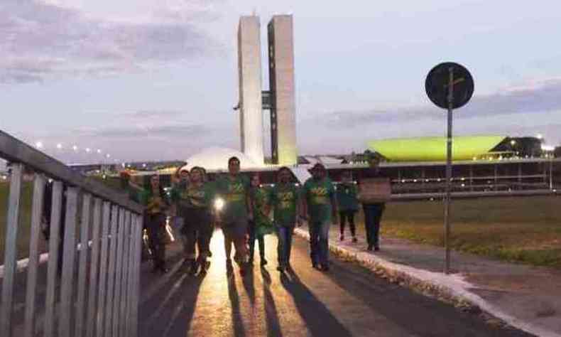 Pela manh, apoiadores do presidente Jair Bolsonaro (sem partido) tiveram que deixar o acampamento na Esplanada dos Ministrios (foto: Ed Alves/CB/D.A Press)