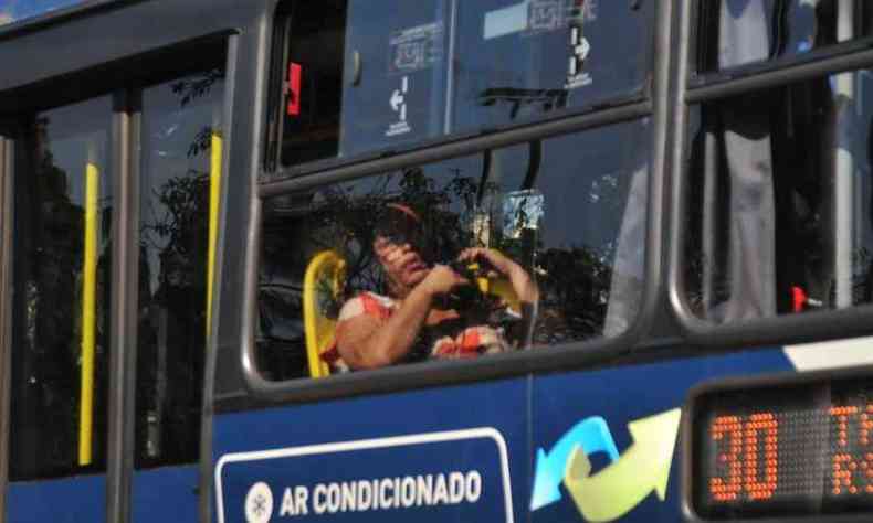 Passageiros sem mscara: cena comum no transporte pblico da capital(foto: Gladyston Rodrigues/EM/D.A. Press)