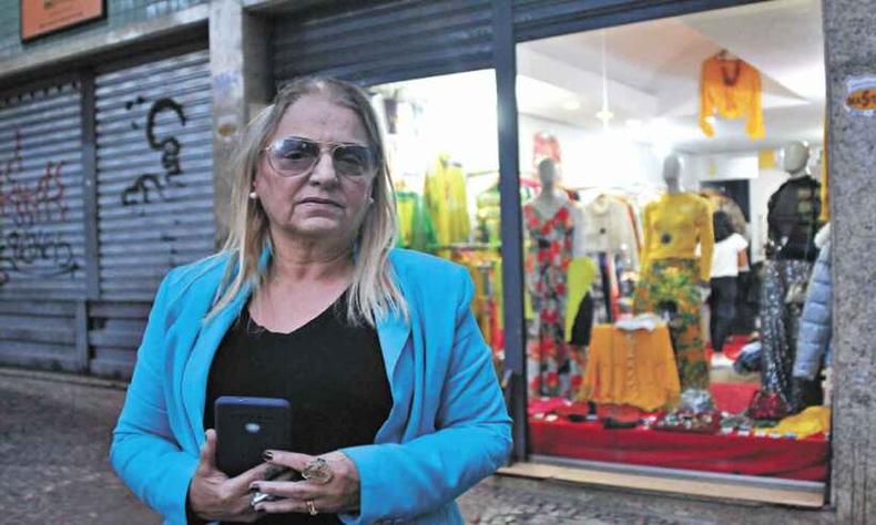 %u201CEstamos constantemente com medo. Ns no sabemos o que fazer%u201D, relata Malan, proprietria de loja de roupas que teve a porta forada e danificada por criminosos