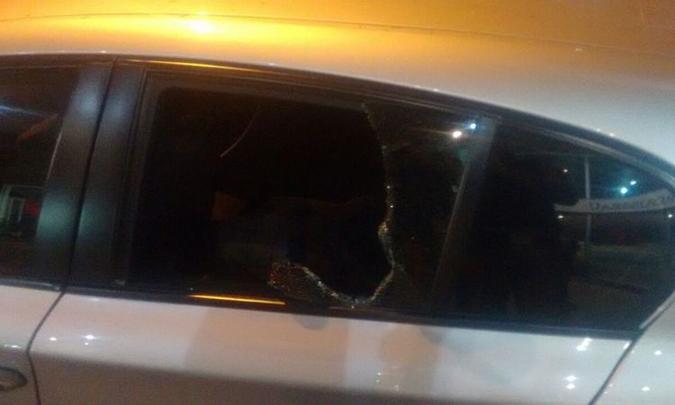 Vidro da janela traseira foi quebrada, mas menores infratores não tiveram com furtar objetos(foto: PMMG/Divulgação) Vidro da janela traseira foi quebrada, mas menores infratores não tiveram com furtar objetos(foto: PMMG/Divulgação)