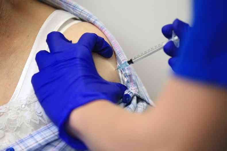 Enfermeira administra uma dose da vacina da Pfizer contra a covid-19