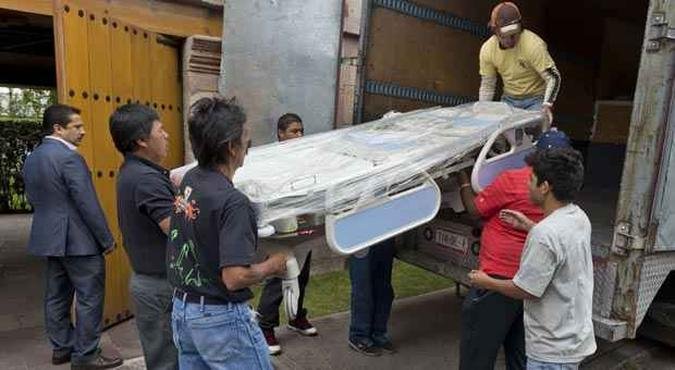 Cama ortopédica é entregue na casa de García Márquez para atender ao estado de saúde delicado que o escritor ainda se encontra(foto: OMAR TORRES/AFP) Cama ortopédica é entregue na casa de García Márquez para atender ao estado de saúde delicado que o escritor ainda se encontra(foto: OMAR TORRES/AFP)