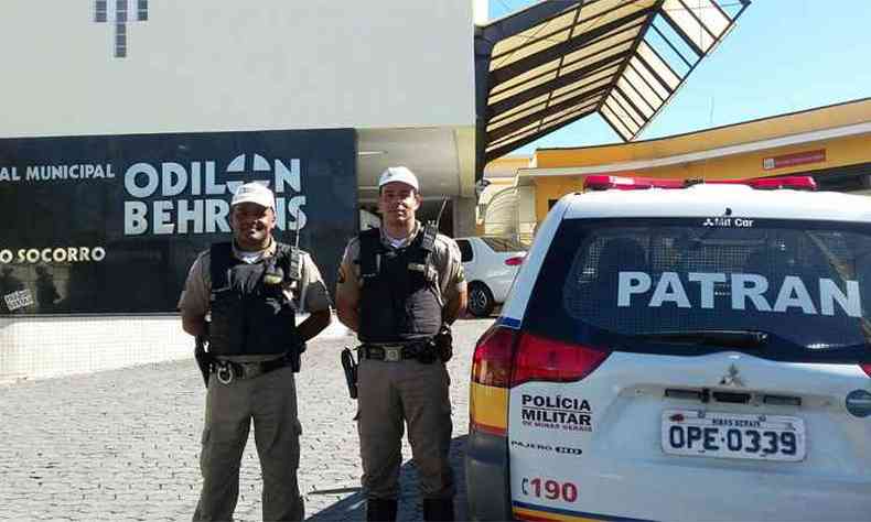 Cabo Reinaldo e cabo Alves (dir), que auxiliaram a parturiente na Pampulha(foto: Jair Amaral/EM/DA Press)