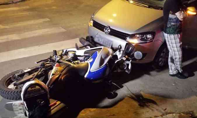 Soldado da PM conseguiu pular da moto antes da batida e no se feriu(foto: Divulgao/PMMG)