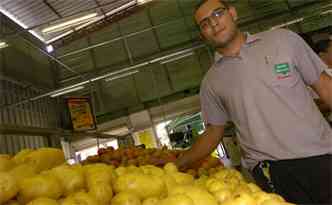 Mrcio Silva, gerente do sacolo Abastecer, mais que dobrou o preo do quilo da batata em apenas uma semana: de R$ 0,99 para R$ 1,99(foto: FOTOS: CRISTINA HORTA/EM/D.A PRESS)