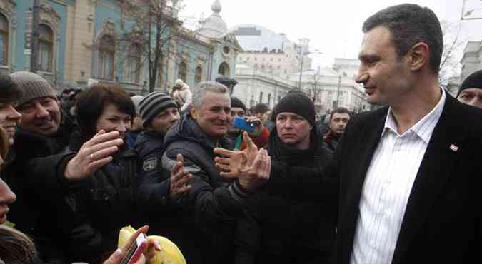 Vitali Klitschko em frente ao parlamento ucraniano aps indicao de membro da oposio como primeiro-ministro interino(foto: YURY KIRNICHNY/AFP)