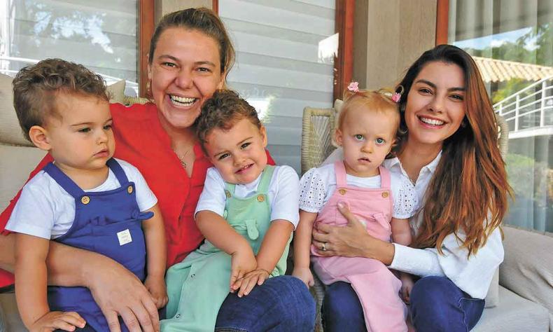 'Inteligência artificial, robôs... essas inovações ainda me assustam. A melhor forma é a gente se atualizar e orientar bem os filhos', destaca Maria Emília Ribeiro Couri, a 'mamãe Milla'(foto: Leandro Couri/EM/D.A Press) Juliana Barbosa Neves Couri, a mamãe Ju de Antônio, Ângelo e Maria Luísa, com Maria Emília Ribeiro Couri, a 'mamãe Milla'
