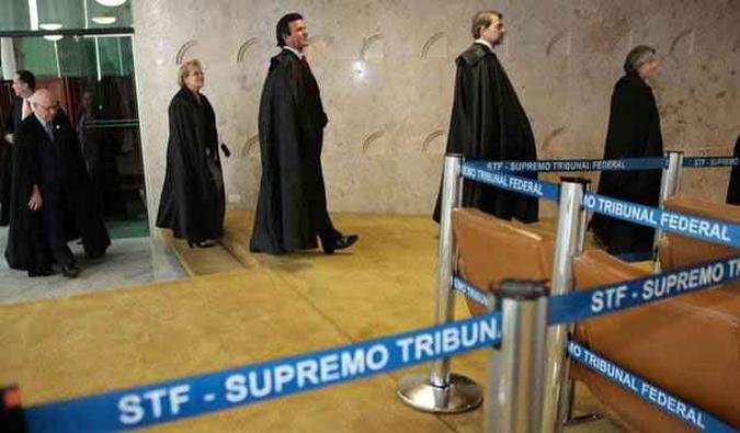 Ministros do STF chegam ao plen�rio para sess�o que encerrou o julgamento do caso dos embargos declarat�rios do processo do mensal�o(foto: Carlos Humberto/SCO/STF)