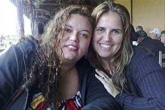 Paula (esquerda) está à base de calmantes e, como toda a família, espera notícias para dar um enterro digno à prima Yokania (direita)(foto: Facebook) Paula (esquerda) está à base de calmantes e, como toda a família, espera notícias para dar um enterro digno à prima Yokania (direita)(foto: Facebook)