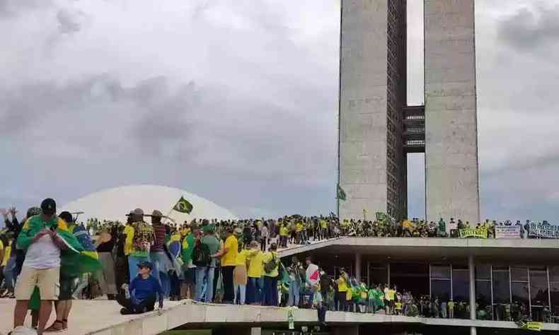 Extremistas vestidos de verde e amarelo na invaso do 8 janeiro