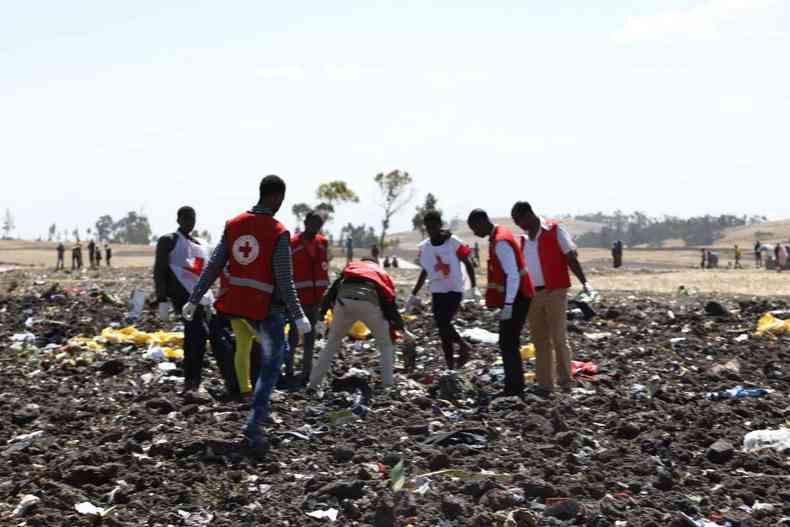 Equipes de resgate trabalham no local do acidente com o avio da Ethiopian Airlines(foto: AFP / Michael TEWELDE )