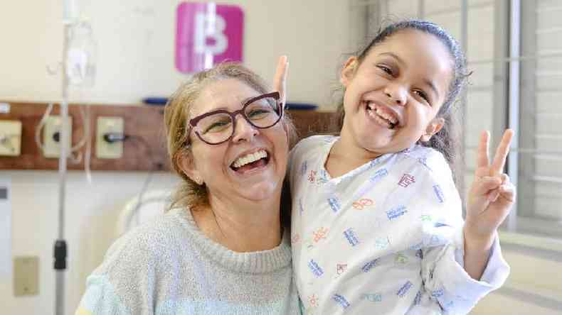 Cleci ( esquerda) com Yasmin pouco depois da cirurgia