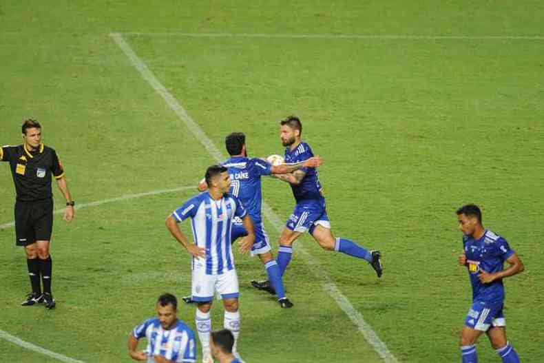 Sobis marcou gol do Cruzeiro no segundo tempo(foto: Alexandre Guzanshe/EM/D. A Press)