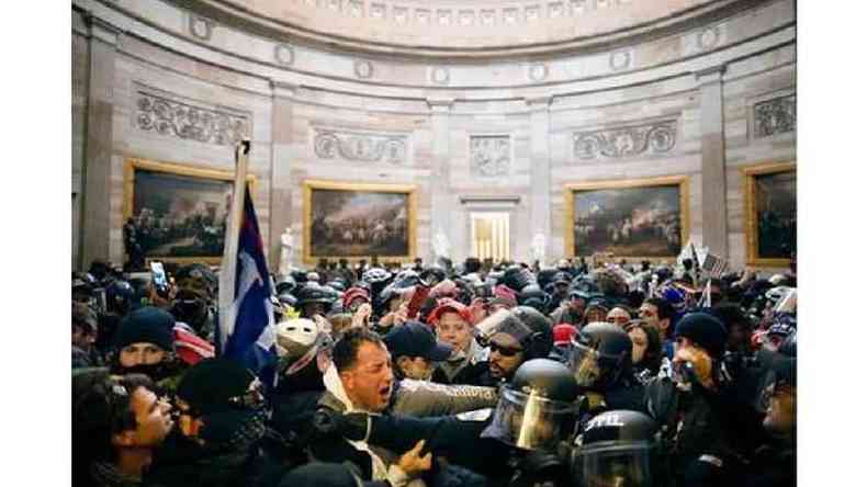Multido de manifestantes enraivecidos dentro do prdio do Capitlio, nos EUA