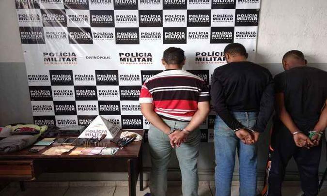 Trio tem passagens pela polícia, sendo que Wilson Machado, de 26 anos, tem um mandato de prisão em aberto. (foto: Divulgação/Polícia Militar.) Trio tem passagens pela polícia, sendo que Wilson Machado, de 26 anos, tem um mandato de prisão em aberto. (foto: Divulgação/Polícia Militar.)
