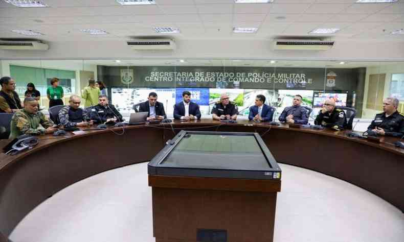 vrios homens da polcia sentado em uma mesa para discutir ao