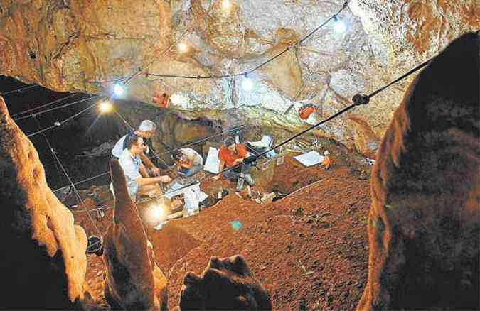 Paleontlogos trabalham na caverna em que foi achado o crnio de um indivduo que viveu h 55 mil anos, semelhante a dos africanos e europeus (foto: Omry Barzila/divulgao )