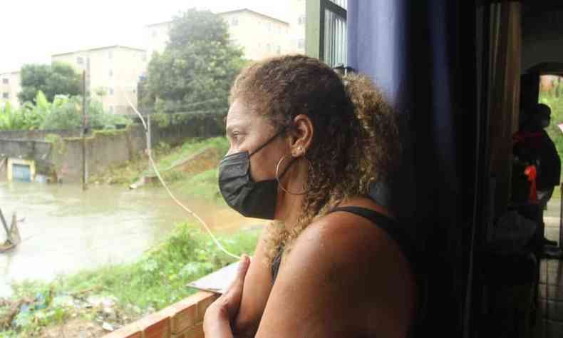  Na foto, Consuelo Campos observando o desastre pela janela