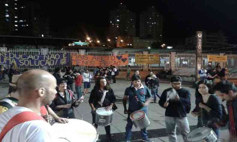 Os manifestantes so contrrios  reduo da maioridade penal e pedem uma 